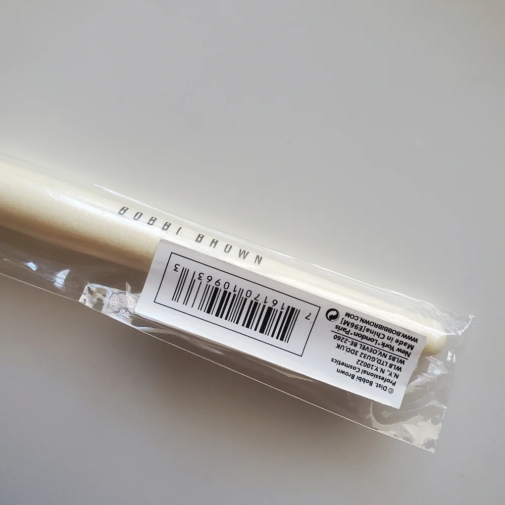 BOBBI BROWN sheer powder brush